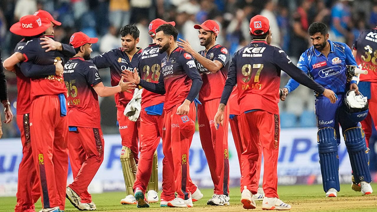 રજત પાટીદાર પણ શાનદાર ફોર્મમાં જોવા મળ્યો હતો, તેણે માત્ર 20 બોલમાં 53 રનની ધમાકેદાર ઇનિંગ રમી હતી. અંતિમ ઓવરમાં, ટિમ ડેવિડે 16 બોલમાં 212 ના દરે અણનમ 34 રનનું યોગદાન આપ્યું હતું. દરમિયાન, જીતેશ શર્માએ 10 રનનું યોગદાન આપ્યું હતું, જ્યારે રોમારિયો શેફર્ડ 2 રન પર અણનમ રહ્યા હતા. બોલિંગમાં, ટ્રેન્ટ બોલ્ટ, બુમરાહ, શાર્દુલ અને સેન્ટનરે એક-એક વિકેટ લીધી.