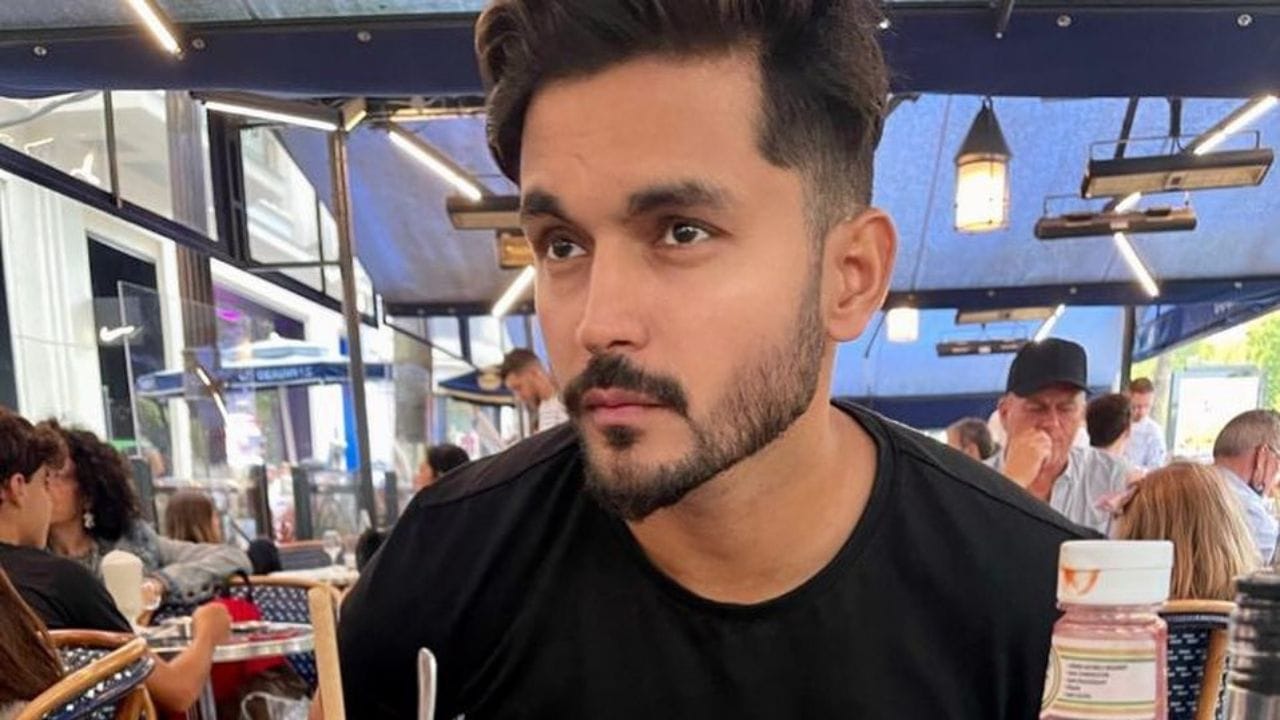  મનીષ  પાંડેને 2022 IPL ઓક્શનમાં લખનૌ સુપર જાયન્ટ્સ દ્વારા 4.6 કરોડમાં, દિલ્હી કેપિટલ્સ દ્વારા 2023 IPL ઓક્શનમાં  2.4 કરોડમાં, અને કોલકાતા નાઈટ રાઇડર્સ દ્વારા 2024ના ઓક્શનમાં  50 લાખની બેઝ પ્રાઈઝ પર ખરીદવામાં આવ્યો હતો.