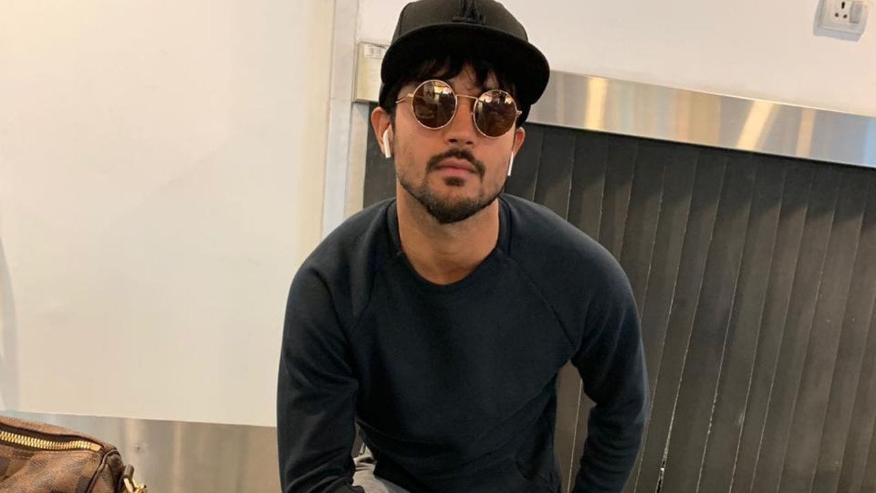 મનીષ કર્ણાટક માટે રમે છે. તેને 2021 સૈયદ મુશ્તાક અલી ટ્રોફીમાં કર્ણાટક ટીમનો કેપ્ટન બનાવવામાં આવ્યો હતો. તે વિવિધ સ્થાનિક ટુર્નામેન્ટમાં કર્ણાટક ટીમનો કેપ્ટન છે.મનીષ પાંડેએ 2 ડિસેમ્બર 2019ના રોજ મુંબઈમાં ભારતીય અભિનેત્રી આશ્રિતા શેટ્ટી સાથે લગ્ન કર્યા છે. 