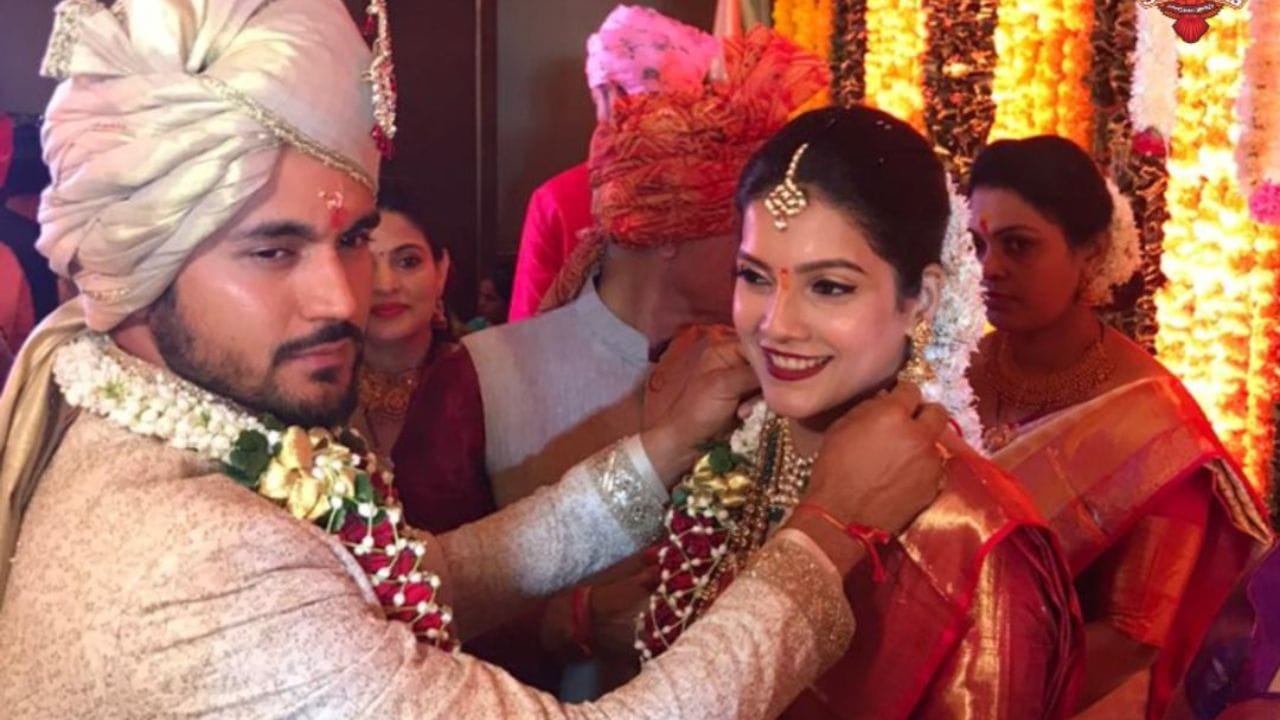 મનીષ  પાંડેનો જન્મ ઉત્તરાખંડના નૈનિતાલમાં થયો હતો, પરંતુ 15 વર્ષની ઉંમરે તેઓ તેમના પરિવાર સાથે બેંગ્લોર ગયા. તેમના પિતા ભારતીય સેનામાં હતા. તેમણે કેન્દ્રીય વિદ્યાલયમાં તેમનું શિક્ષણ મેળવ્યું અને બાદમાં કર્ણાટક રાજ્ય ક્રિકેટ એસોસિએશનમાં જોડાયા. તેમની બહેન અનિતા પાંડે પણ કર્ણાટકનું પ્રતિનિધિત્વ કરનારી ભૂતપૂર્વ ક્રિકેટર છે.