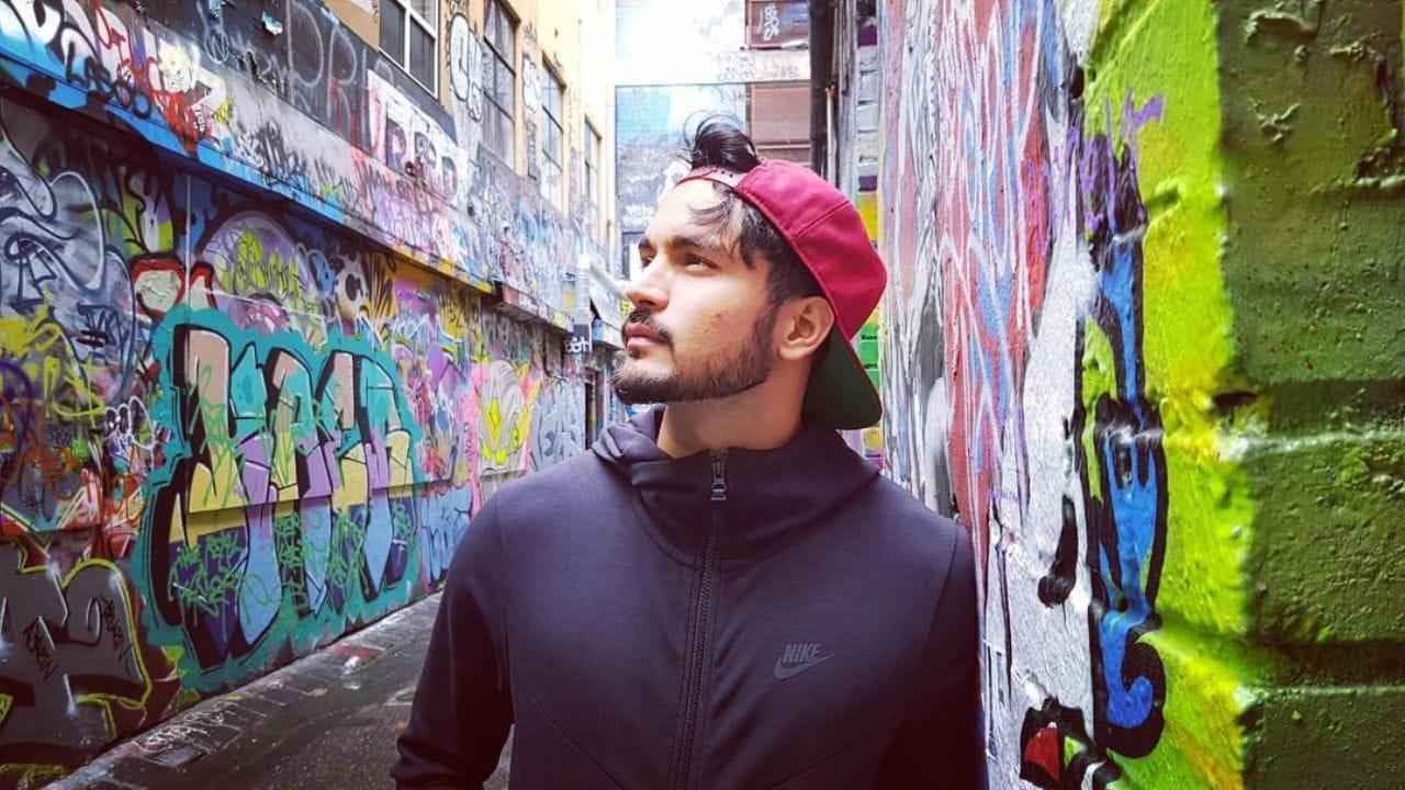 તે મલેશિયામાં આયોજિત 2008ના અંડર-19 વર્લ્ડ કપમાં વિજેતા ભારતીય ટીમના સભ્ય રહી ચૂક્યો છે.2008 ની ઇન્ડિયન પ્રીમિયર લીગ સીઝનમાં તેને મુંબઈ ઇન્ડિયન્સ ટીમમાં પસંદ કરવામાં આવ્યો હતો. 21 મે 2009 ના રોજ રોયલ ચેલેન્જર્સ બેંગ્લોર તરફથી રમતી વખતે, તે IPL માં સદી ફટકારનાર પ્રથમ ભારતીય બન્યો હતો.