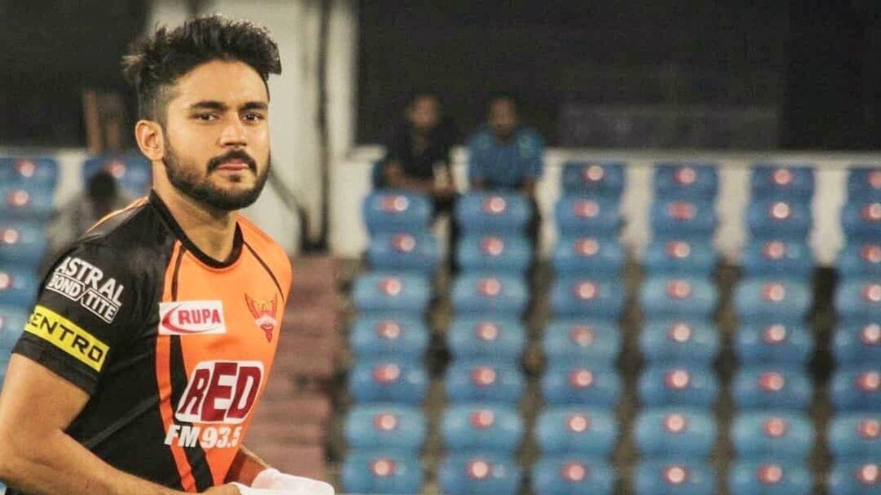 2018માં, તેને સનરાઇઝર્સ હૈદરાબાદ દ્વારા 11 કરોડમાં લેવામાં આવ્યો. તેના ફોર્મના અભાવે IPL 2021માં મોટાભાગની સીઝન માટે પડતો મૂકવામાં આવ્યો હતો.  2008માં થયેલી પહેલી IPL ઓક્શનમાં, મુંબઈ ઇન્ડિયન્સે પાંડેને 30,000ની બેઝ પ્રાઈસ પર ખરીદ્યો હતો.