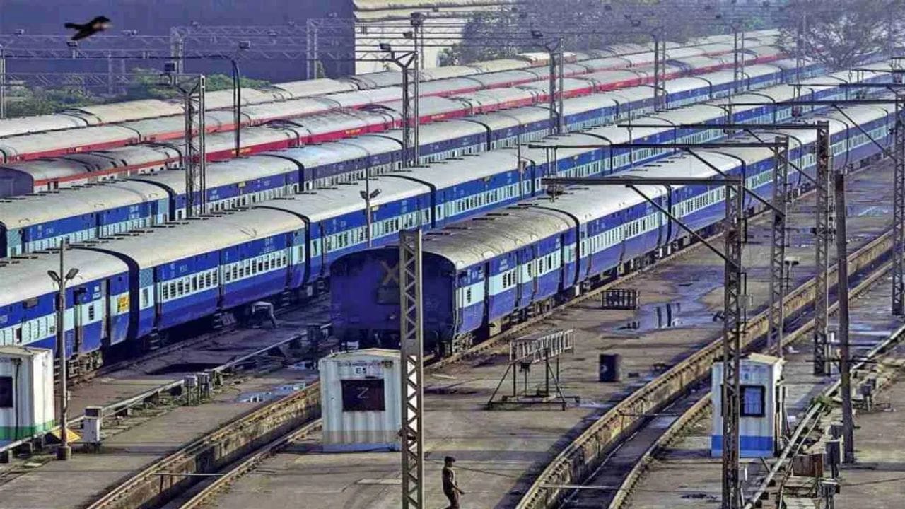 સૌપ્રથમ વાત કરીએ સામાન્ય (જનરલ) ટિકિટની. જો તમારી પાસે અનરિઝર્વ્ડ અથવા જનરલ ટિકિટ હોય અને ટ્રેન ચૂકી જાય, તો કેટલીક પરિસ્થિતિમાં તમે તે જ ટિકિટથી બીજી ટ્રેનમાં મુસાફરી કરી શકો છો. પરંતુ આ માટે સમય મર્યાદા મહત્વપૂર્ણ છે. સામાન્ય રીતે જનરલ ટિકિટ મર્યાદિત સમય માટે માન્ય હોય છે, એટલે કે નિર્ધારિત સમયગાળા દરમિયાન અથવા આગળ આવતી ઉપલબ્ધ ટ્રેન સુધી જ તેનો ઉપયોગ કરી શકાય છે.