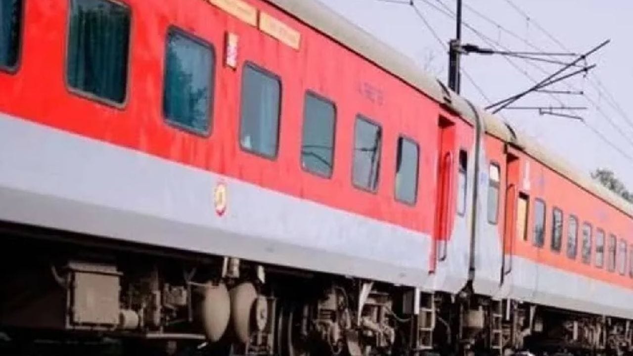 સારાંશમાં કહીએ તો, ટ્રેન ચૂકી જવા પર શું કરવું તે તમારી ટિકિટના પ્રકાર પર આધારિત છે. જનરલ ટિકિટમાં થોડી લવચીકતા હોય છે, જ્યારે રિઝર્વેશન ટિકિટ માટે કડક નિયમો લાગુ પડે છે. તેથી, મુસાફરી પહેલાં નિયમો જાણવું અને સમયસર સ્ટેશન પહોંચવું સૌથી સારી રીત છે.