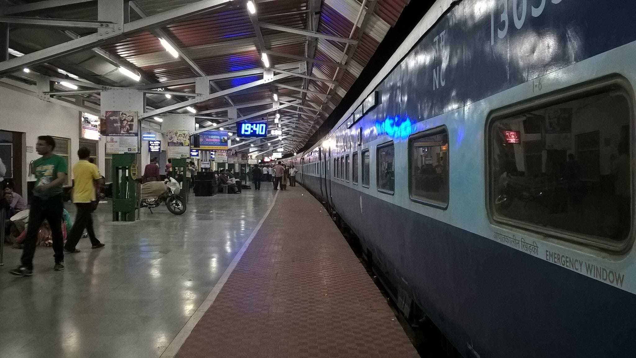 ઘણા લોકો રિફંડ વિશે પણ પૂછે છે. સામાન્ય રીતે, જો ટ્રેન તમે પોતાની ભૂલ કે મોડું થવાને કારણે ચૂકી જાઓ, તો રેલવે તરફથી રિફંડ મળતો નથી. આ સાથે જ, જો કોઈ વ્યક્તિ નિયમોનું ઉલ્લંઘન કરીને બીજી ટ્રેનમાં મુસાફરી કરવાનો પ્રયાસ કરે, તો TTE દંડ પણ ફટકારી શકે છે. દંડ નહીં ભરવામાં આવે તો કાનૂની કાર્યવાહી થવાની શક્યતા પણ રહે છે.