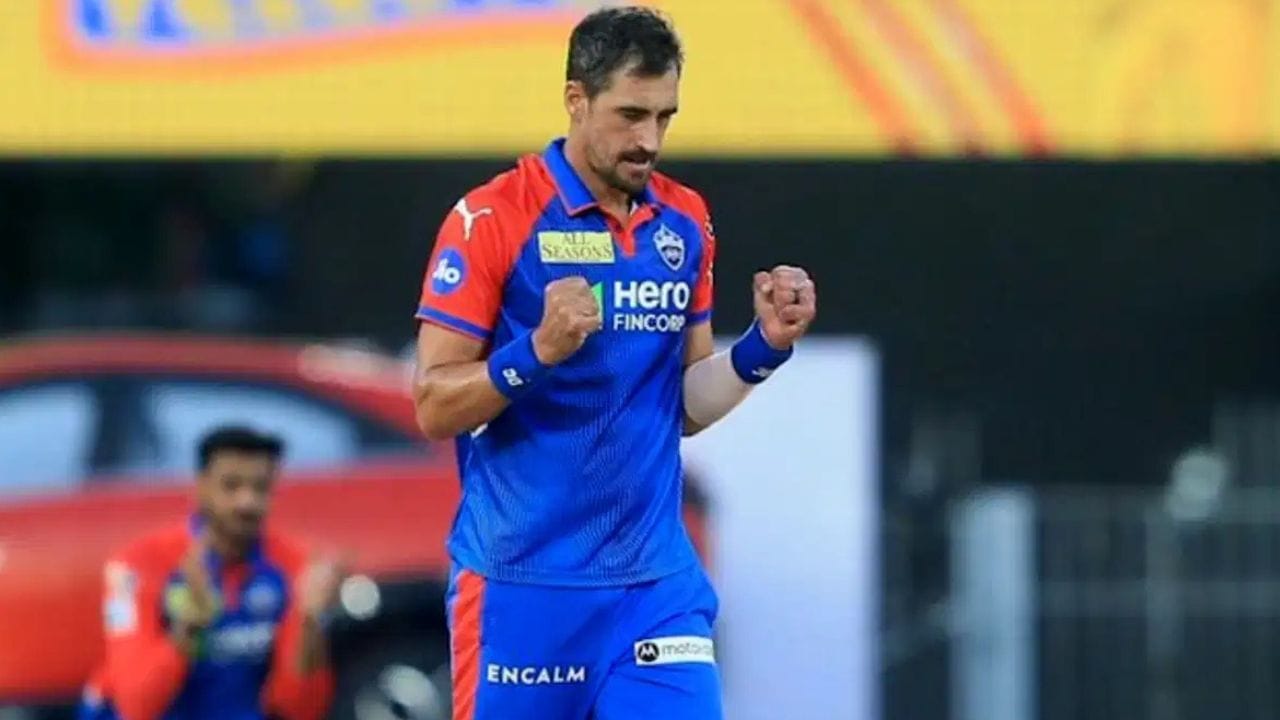 આ સ્ટાર ખેલાડી છે ઓસ્ટ્રેલિયાનો ફાસ્ટ બોલર મિશેલ સ્ટાર્ક. સ્ટાર્ક ઈજાને કારણે હજુ સુધી આ સિઝનમાં ટીમમાં જોડાયો નથી, પરંતુ હવે IPL માં ભાગ લેવા માટે ભારત પાછો ફરી રહ્યો છે. સ્ટાર્કને દિલ્હી કેપિટલ્સે ₹11.75 કરોડમાં રિટેન કર્યો હતો.