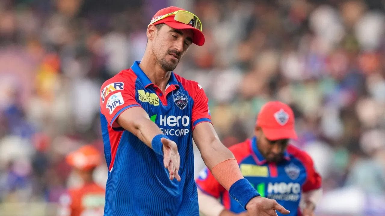 સ્ટાર્ક સિઝનની શરૂઆતમાં રમ્યો નહીં. જે બાદ સોશિયલ મીડિયા પર તેમની વ્યાપક ટીકા થઈ હતી, જેના પર સ્ટાર્કે સ્પષ્ટતા કરી હતી કે ઈજાને કારણે વિલંબ થયો હતો. સ્ટાર્કે વિલંબ માટે દિલ્હી ટીમ અને ચાહકોની માફી પણ માંગી હતી. (PC:PTI/X)