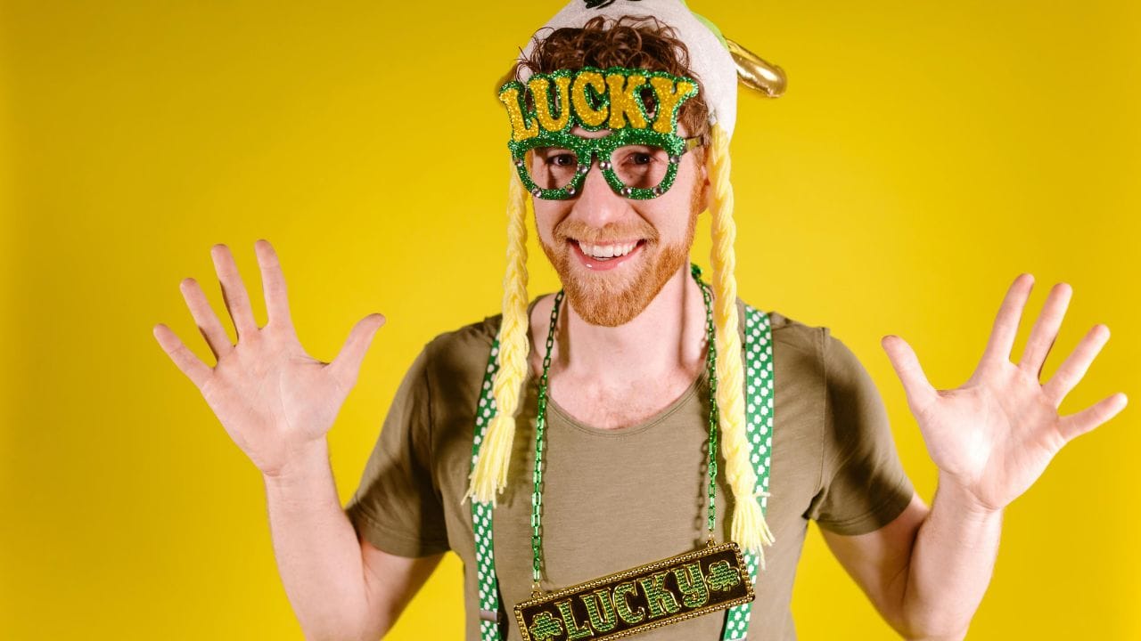 આ રીતે તમારું પર્સ સારા નસીબ લાવશે: વાસ્તુશાસ્ત્ર અને પર્સ વચ્ચેનો સંબંધ અજોડ છે. વાસ્તુ અનુસાર, પર્સમાં રાખેલી દરેક વસ્તુ આપણી ઉર્જાને કોઈને કોઈ રીતે અસર કરે છે. લોકો ઘણીવાર જૂના બિલ, નકામા કાગળો અથવા અન્ય વસ્તુઓ છોડી દે છે જે તેમના પર્સમાં ન રાખવી જોઈએ. આનાથી નાણાકીય મુશ્કેલીઓનો સામનો કરવો પડે છે. તેથી, તમારા પર્સને હંમેશા સ્વચ્છ અને વ્યવસ્થિત રાખવું મહત્વપૂર્ણ છે. આજે, આપણે શીખીશું કે સારા પૈસાનો પ્રવાહ સુનિશ્ચિત કરવા અને આપણી નાણાકીય પરિસ્થિતિ સુધારવા માટે આપણે આપણા પર્સમાં કઈ વસ્તુઓ રાખવી જોઈએ.
