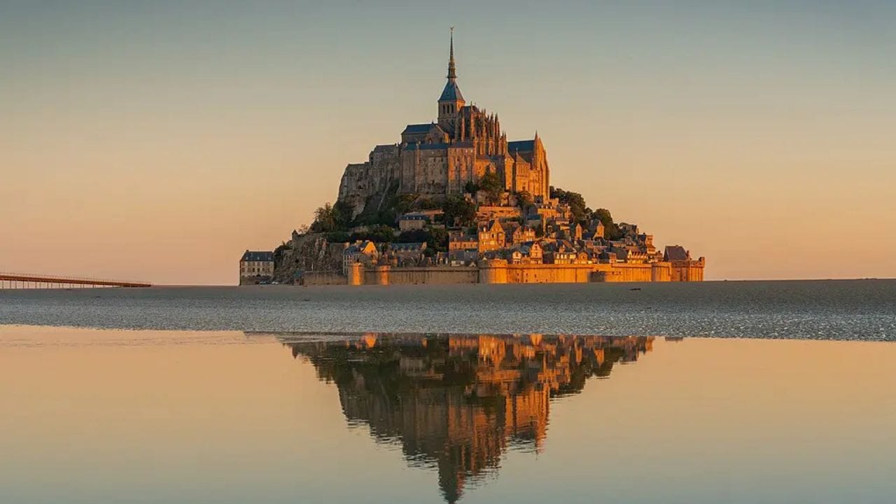 પરિણામે, આ પુનરાવર્તિત પરિવર્તનને આ પ્રદેશમાં કંઈ નવું કે અસામાન્ય માનવામાં આવતું નથી. આ ચક્ર અહીં 1,300 વર્ષથી વધુ સમયથી ચાલી રહ્યું છે. મોન્ટ-સેન્ટ-મિશેલનો ઇતિહાસ 708 એડીનો છે, જ્યારે આ ખડકાળ ટાપુ પર પ્રથમ વખત એક નાનું ધાર્મિક માળખું બનાવવામાં આવ્યું હતું. સમય જતાં, તે એક વિશાળ ખ્રિસ્તી મઠમાં વિકસિત થયું. પાછળથી, મધ્યયુગીન સમયગાળા દરમિયાન, તે એક મહત્વપૂર્ણ તીર્થસ્થાન બન્યું. લોકો તેમની પ્રાર્થના કરવા માટે આ સ્થળની મુલાકાત લે છે.(ફોટો ક્રેડિટ-Google)