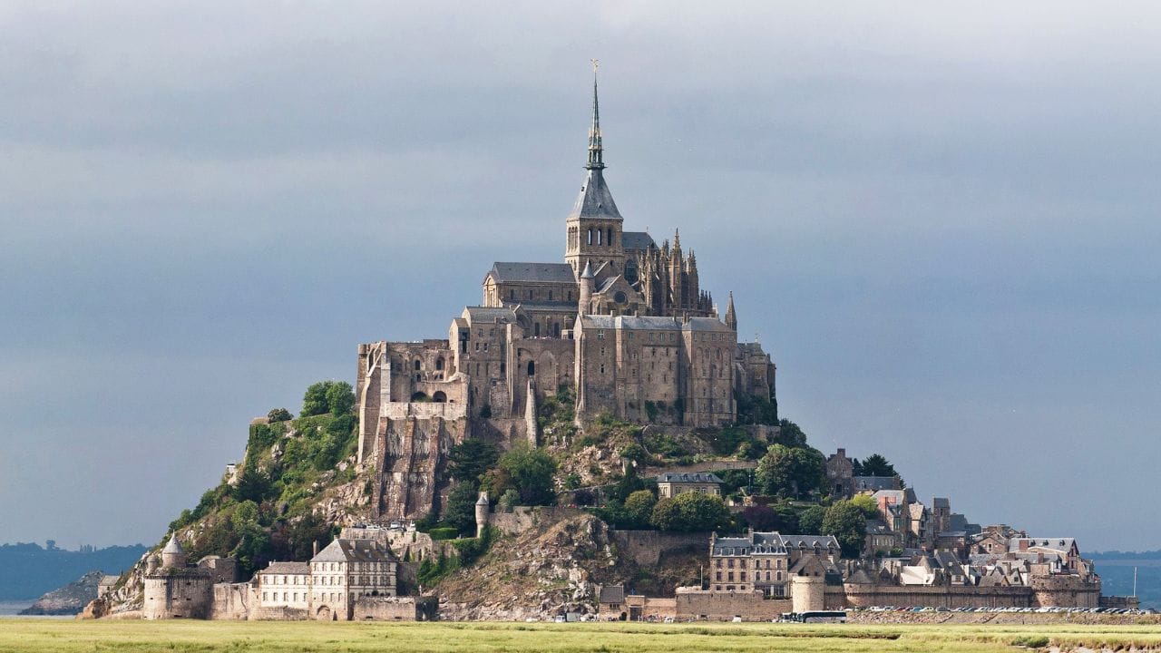 પછી, ભરતી-ઓટ વધે છે, પરિસ્થિતિ સંપૂર્ણપણે ઘટના ઉલટી થાય છે. જેમ જેમ પાણી પાછું ફરવાનું શરૂ કરે છે, તેમ તેમ તે ધીમે ધીમે પહેલા ખુલ્લા માર્ગને ડૂબી જાય છે. લોકો આવા સમયે આ માર્ગનો ઉપયોગ કરી શકતા નથી, કારણ કે ટાપુ ફરીથી પાણીથી સંપૂર્ણપણે ઘેરાયેલો થઈ જાય છે. પરિવર્તનના આ સમગ્ર ચક્રને પૂર્ણ થવામાં લગભગ 12 કલાક અને 25 મિનિટ લાગે છે. આ ઘટનાનું મૂળ કારણ ચંદ્ર દ્વારા કરવામાં આવતું ગુરુત્વાકર્ષણ ખેંચાણ છે.(ફોટો ક્રેડિટ-Google)