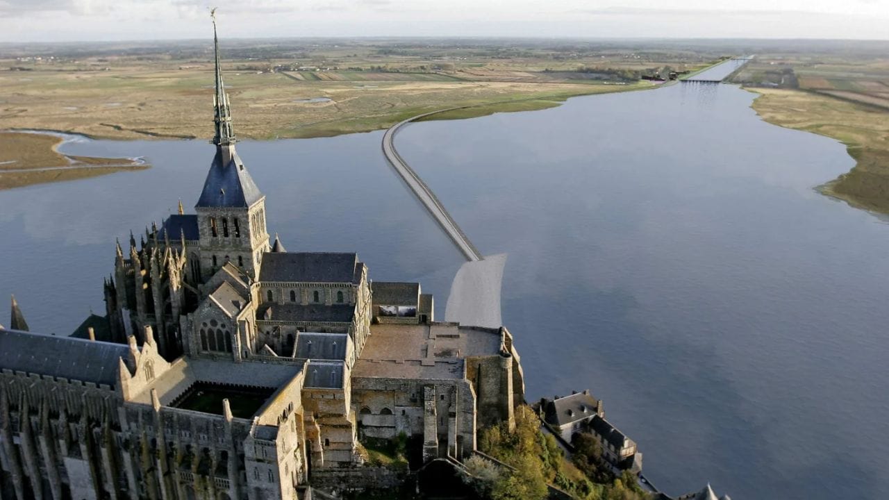 આ ટાપુ યુરોપમાં કેટલીક સૌથી વધુ ભરતીય લોકો માટે પ્રખ્યાત ખાડીની અંદર આવેલું છે. પાણીનું સ્તર નીચા અને ઉચ્ચ ભરતી વચ્ચે 14 થી 15 મીટર સુધી વધઘટ થઈ શકે છે. ભરતી-ઓટ દરમિયાન, સમુદ્ર ઘણા કિલોમીટર દૂર જાય છે, જેનાથી રેતાળ ભૂપ્રદેશનો વિશાળ વિસ્તાર દેખાય છે. આ પરિસ્થિતિઓમાં, ટાપુ સુધી પહોંચવું સરળ બને છે - પછી ભલે તે કોઝવે પર ચાલીને હોય કે વાહન ચલાવીને.(ફોટો ક્રેડિટ-Google)