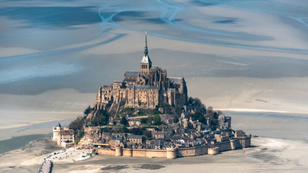 જો તમને કહેવામાં આવે કે તમે જે રસ્તો દરરોજ મુસાફરી કરો છો તે જ રસ્તો દિવસમાં બે વાર અદૃશ્ય થઈ શકે છે, તો તેની કલ્પના કરવી થોડી મુશ્કેલ હશે. છતાં, વિશ્વમાં એક એવો ટાપુ છે જે બરાબર આવું કરે છે. તે દિવસમાં બે વાર અદૃશ્ય થઈ જાય છે. હવે આ કયું સ્થળ છે ચાલો જાણીએ. (ફોટો ક્રેડિટ-Google)