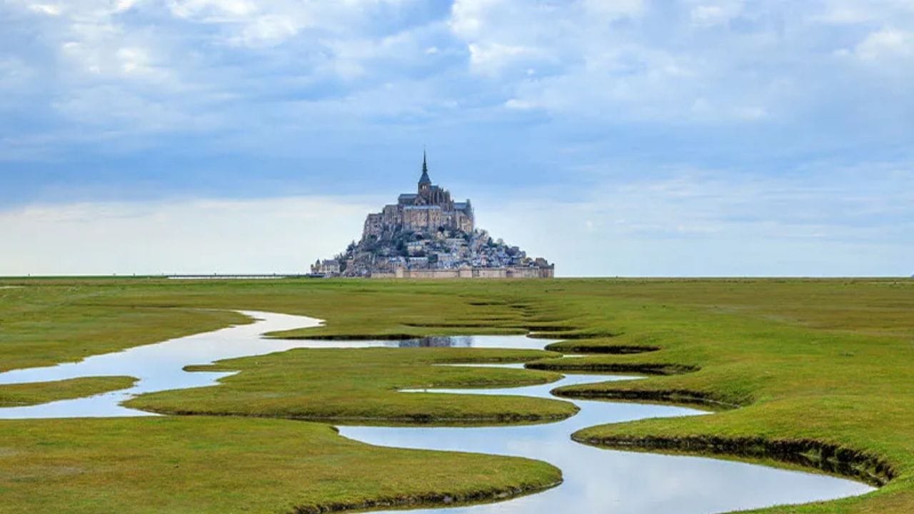 ભરતી એ લાંબા ગાળાના મોજા છે જે ચંદ્ર અને સૂર્ય દ્વારા લગાવવામાં આવેલા ગુરુત્વાકર્ષણ બળ દ્વારા મહાસાગરોમાંથી પસાર થાય છે. ભરતી સમુદ્રની અંદર જ ઉદ્ભવે છે અને દરિયાકાંઠા તરફ ફેલાય છે. ત્યાં, તેઓ સમુદ્રની સપાટીના નિયમિત ઉદય અને પતન તરીકે પ્રગટ થાય છે. જ્યારે મોજાનો સૌથી ઊંચો ભાગ - અથવા તેની ટોચ - ચોક્કસ સ્થાન પર પહોંચે છે, ત્યારે તે 'ઉચ્ચ ભરતી' ની ઘટનાને ચિહ્નિત કરે છે. તેનાથી વિપરીત, મોજાનો સૌથી નીચો ભાગ - અથવા તેની ટોચ - 'નીચી ભરતી' ને અનુરૂપ હોય છે.(ફોટો ક્રેડિટ-Google)