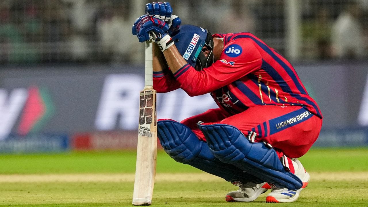 મુકુલ ચૌધરીએ KKR સામે પોતાના પ્રભાવશાળી પ્રદર્શનથી બધાના દિલ જીતી લીધા છે. તેના પિતાની આર્થિક સ્થિતિ નબળી રહી છે, પરંતુ IPLએ મુકુલને એક સફળ ખેલાડી બનવામાં મદદ કરી છે.