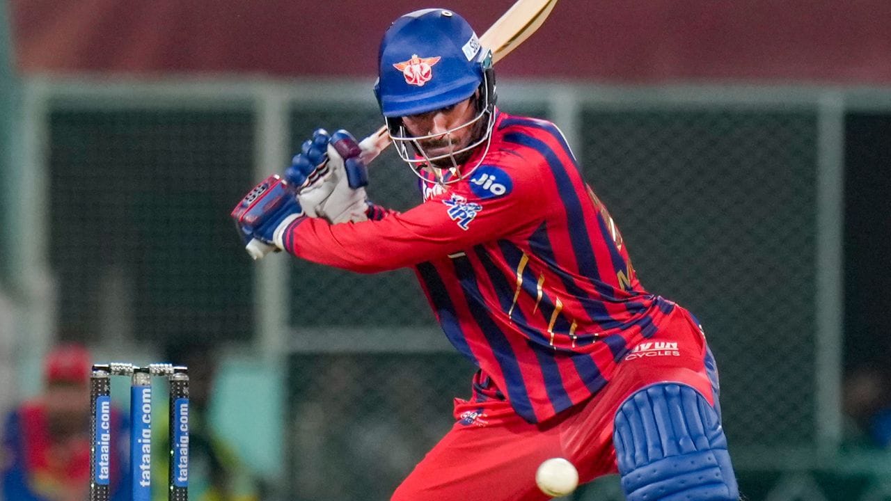 તેમજ મેચ કેકેઆરના પક્ષમાં લાગી રહી હતી પરંતુ અહીથી મુકુલ ચૌધરીએ આખી મેચ પલટાવી નાંખી હતી. મુકુલ ચૌધરીએ શાનદાર બેટિંગ કરી 27 બોલમાં અણનમ 54 રન બનાવ્યા હતા. જેમાં 2 ચોગ્ગા અને 7 સિક્સ સામેલ છે. આ 9 શોટ્સે કેકેઆરની હારની સ્ટોરી લખી નાંખી હતી. આ સિવાય આયુષ બદોનીએ પણ 34 બોલમાં 54 રનની શાનદાર ઈનિગ્સ રમી હતી