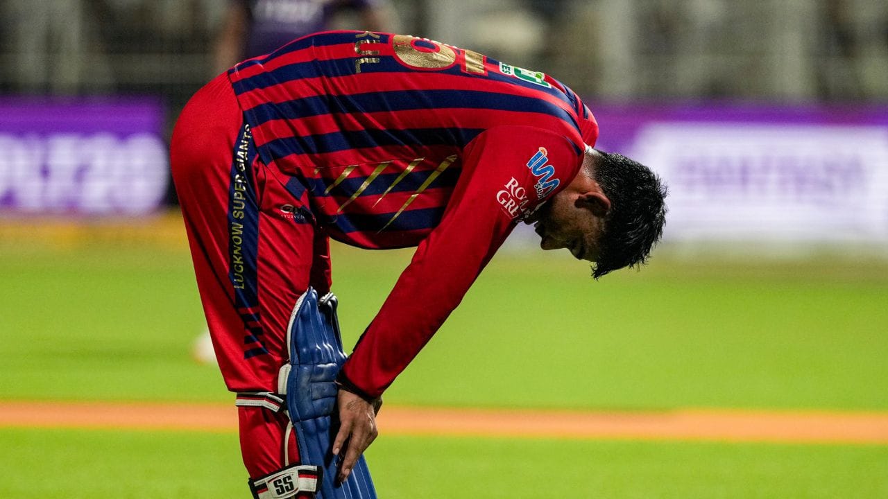 તેમની સફળતામાં તેમના પિતા દિલીપ ચૌધરીએ મહત્વપૂર્ણ યોગદાન આપ્યું છે.