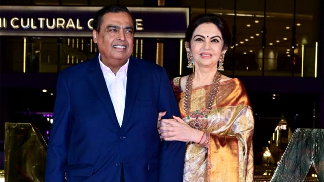 મુંબઈમાં આવેલા Nita Mukesh Ambani Cultural Centre (NMACC) ની ત્રીજી વર્ષગાંઠ નિમિત્તે અંબાણી પરિવારે ભવ્ય ઉજવણીનું આયોજન કર્યું હતું. આ ઇવેન્ટમાં બોલિવૂડ અને સ્પોર્ટ્સ જગતની અનેક જાણીતી હસ્તીઓ સ્ટાઇલિશ અંદાજમાં જોવા મળી હતી.