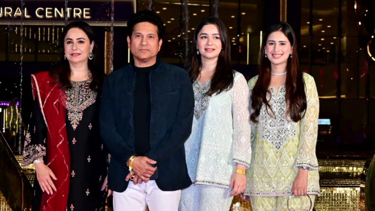 પરંતુ આ તમામ ગ્લેમર વચ્ચે સૌથી વધુ ધ્યાન ખેંચ્યું હતું Sachin Tendulkar ના પરિવારએ. સચિન પોતાની પત્ની Anjali Tendulkar, પુત્રી Sara Tendulkar અને પુત્રવધૂ Sania Chandok સાથે કાર્યક્રમમાં હાજર રહ્યા હતા.