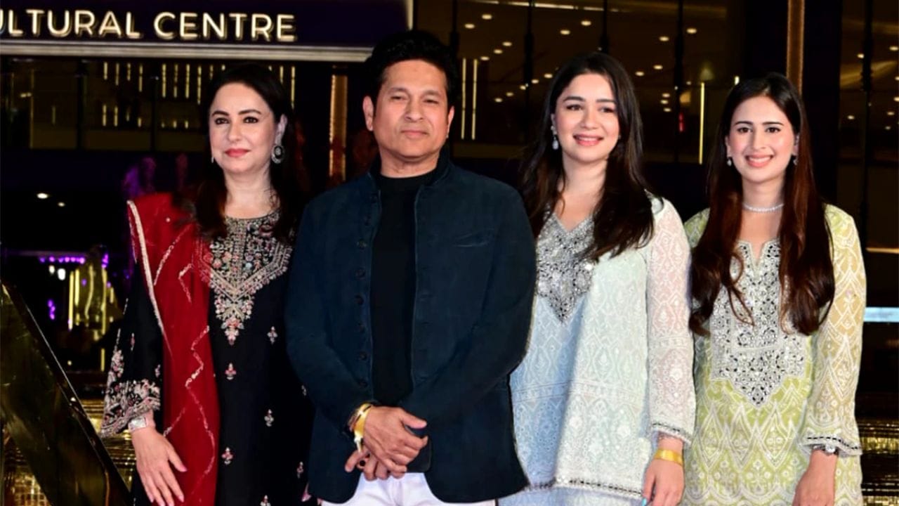 અંજલિ તેંડુલકર કાળા સૂટ સાથે લાલ દુપટ્ટામાં ખૂબ જ સુંદર લાગી રહી હતી, જ્યારે સચિનનો કેઝ્યુઅલ લુક પણ ખાસ ધ્યાન ખેંચતો હતો. જોકે, સારા અને સાનિયાની મેચિંગ સ્ટાઇલએ બધા કેમેરા તેમની તરફ ખેંચી લીધા હતા. એક વીડિયોમાં સચિન તેમને Nita Ambani સાથે પરિચય કરાવતા જોવા મળ્યા, જ્યાં નીતાએ ખૂબ જ પ્રેમથી તેમનું સ્વાગત કર્યું.