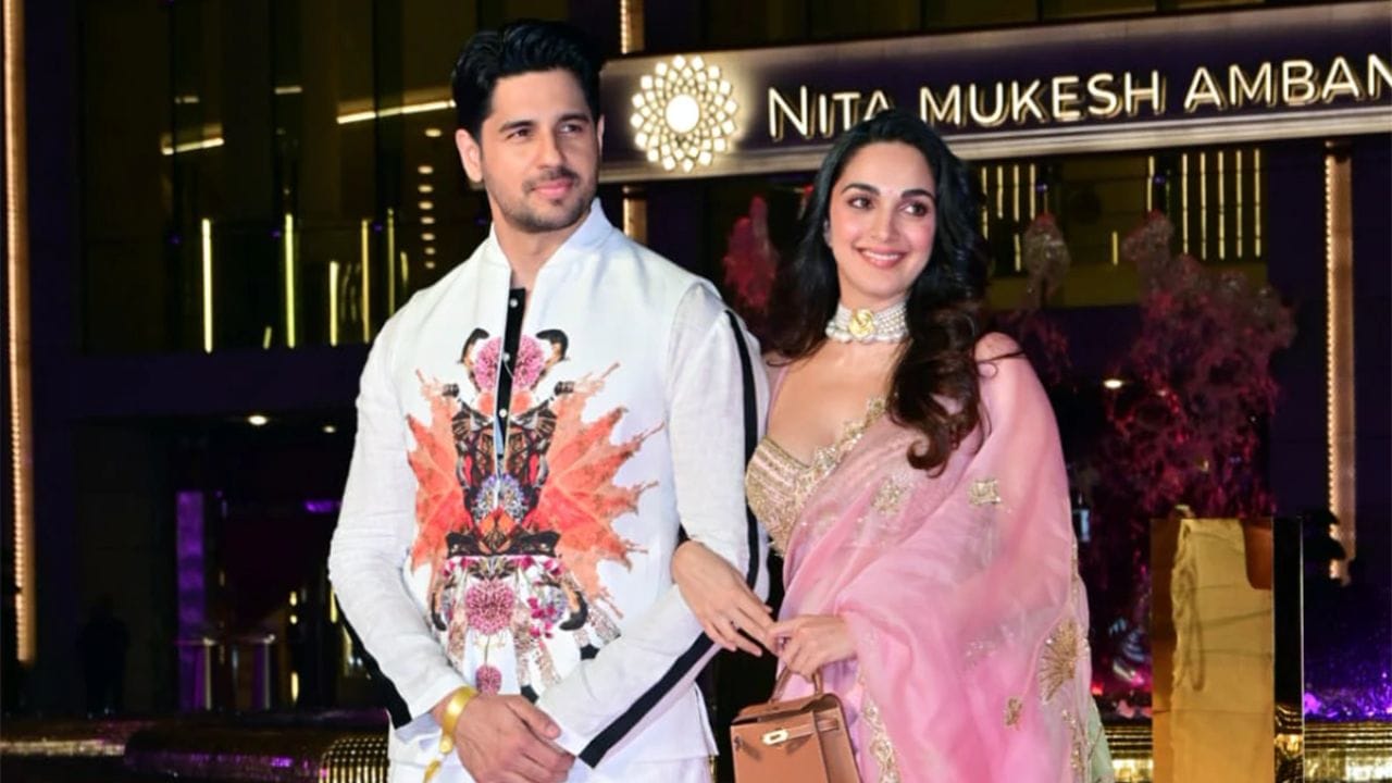 Kiara Advani પોતાના પતિ Sidharth Malhotra સાથે ગુલાબી સાડીમાં ખૂબ જ સુંદર લાગી રહી હતી. બાળકના જન્મ બાદ તેમનો તેજસ્વી લુક ચાહકોને ખાસ ગમ્યો.