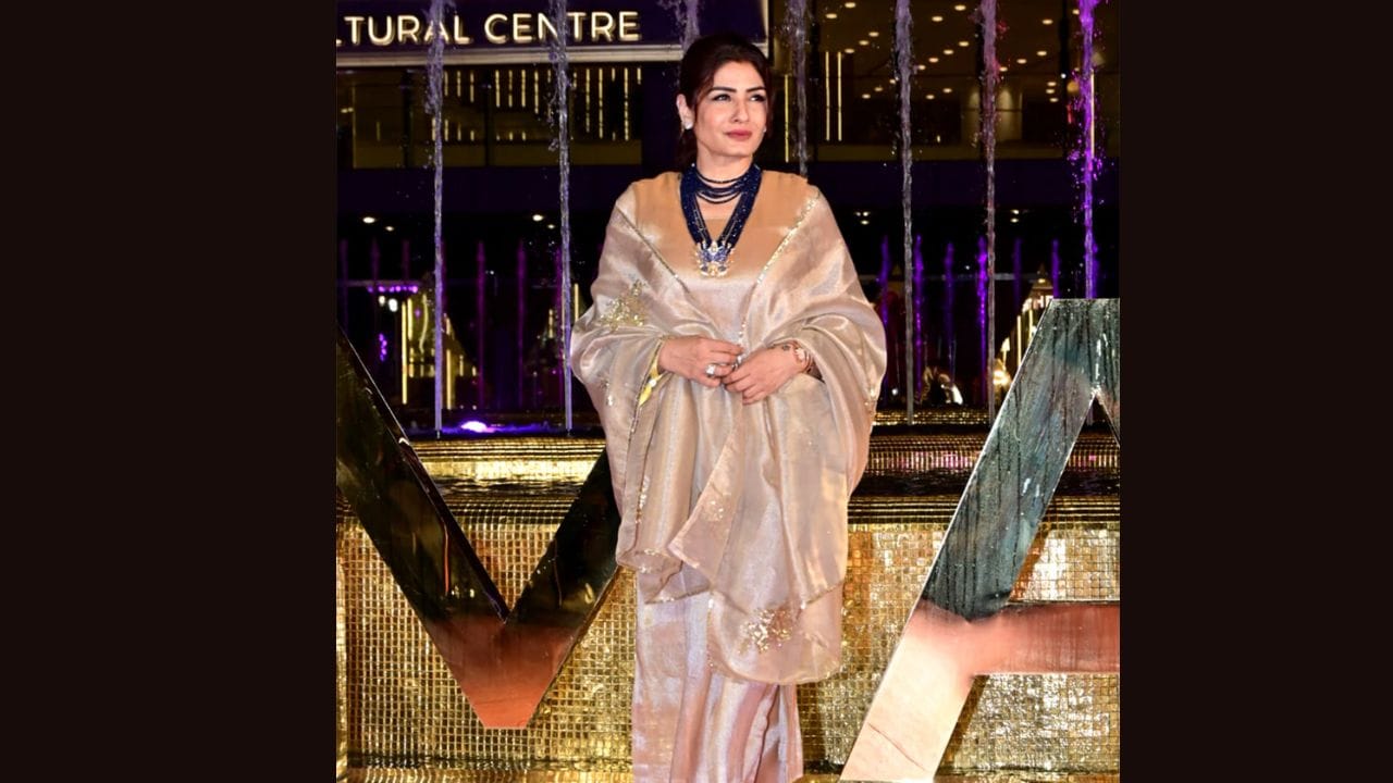 Raveena Tandon એથનિક ડ્રેસમાં ગ્રેસફુલ લાગી રહી હતી, જ્યારે Isha Ambani સફેદ સૂટમાં પોતાની એલેગન્સથી દરેકનું દિલ જીતી રહી હતી.