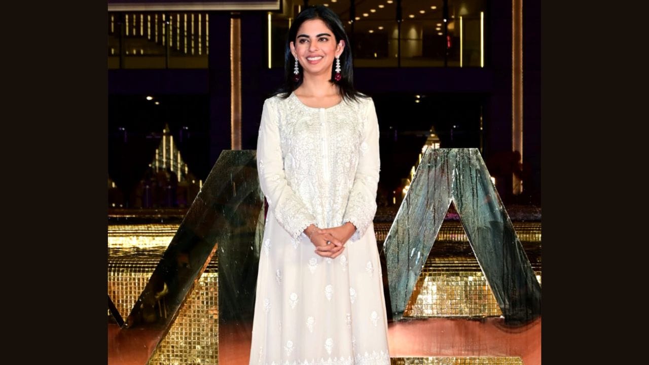 આ આખી ઉજવણી ગ્લેમર, સ્ટાઇલ અને ખાસ પળોથી ભરપૂર રહી, જેમાં ઈશા અંબાણી પણ જોવા મળી હતી. પરંતુ સચિન તેંડુલકરના પરિવારની સાદગી અને સ્ટાઇલનો અનોખો સમન્વય સૌથી વધુ ચર્ચામાં રહ્યો.(All Image - Yogesh Shah)