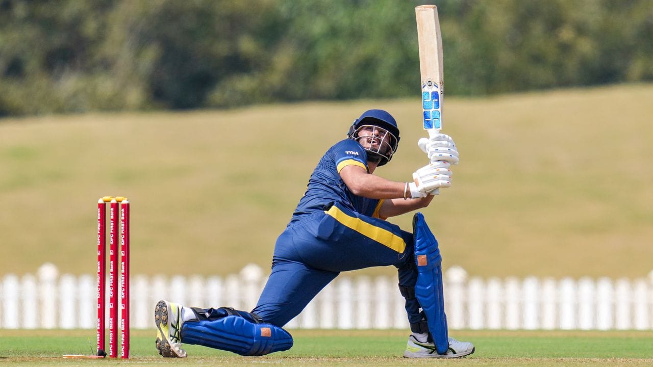  નેહલના પિતાએ એક વાર એક ઇન્ટરવ્યુમાં કહ્યું હતું કે, "તે મારા પિતાના જીવનનો એક ભાગ બની ગયું છે. તેઓ નેહલના સૌથી મોટા ચીયરલીડર છે. તેઓ તેમની ડાયરીમાં તેમની બેટિંગની દરેક વિગતો લખતા હતા.તેમના શોટ્સ, તેઓ કેવી રીતે આઉટ થયો - બધું." તે નિષ્ણાત નથી, પરંતુ તેઓ નેહલના ચાહક છે, અને સાંજે, તેઓ બંને સાથે બેસીને તેની ચર્ચા પણ કરતા હતા.