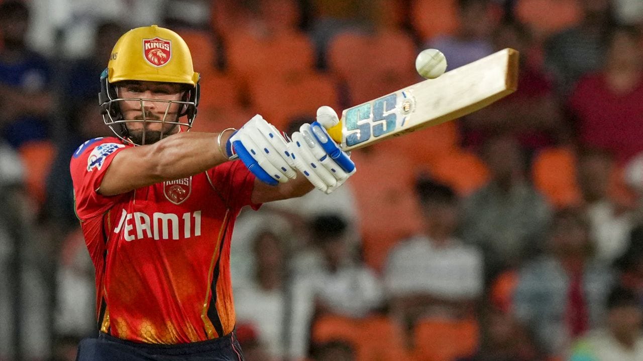 નેહલ વાઢેરાનો જન્મ પંજાબના લુધિયાણા શહેરમાં થયો હતો. તેમણે નવ વર્ષની ઉંમરે ક્રિકેટ રમવાનું શરૂ કર્યું હતું. શરૂઆતમાં, તેઓ એક નિષ્ણાત બેટ્સમેન તરીકે રમતા હતા અને પોતાની ફિટનેસ પર કામ કરવા માટે ખુબ મહેનત કરતો હતો.