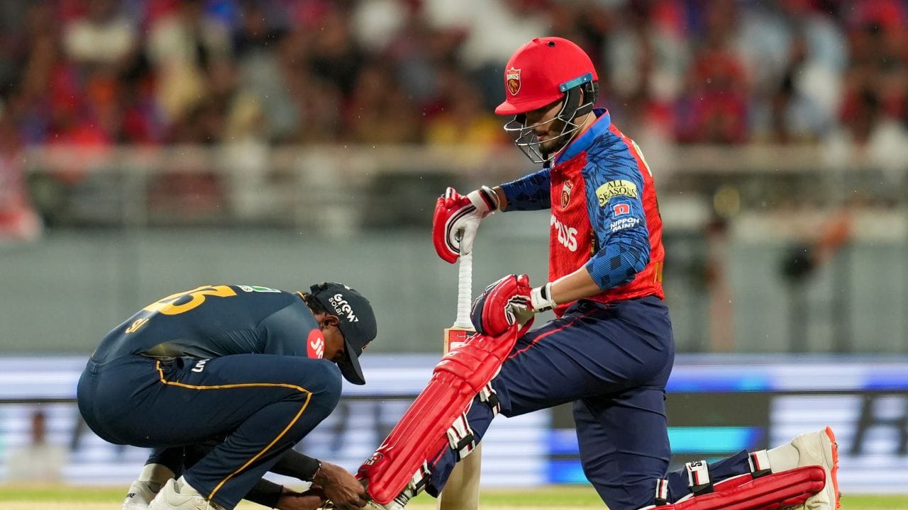 ક્રિકેટમાં હરજિંદર સિંહ દ્વારા કોચિંગ આપવામાં આવ્યું હતું, જેમણે તેમના પર "યુવરાજની ઝલક" જોઈ હતી. તેમણે લુધિયાણા ડિસ્ટ્રિક્ટ ક્રિકેટ એસોસિએશન ખાતે કોચિંગ મેળવ્યું હતું, અને સતીશ ચંદ્ર ધવન સરકારી કોલેજમાંથી સ્નાતક થયો છે.