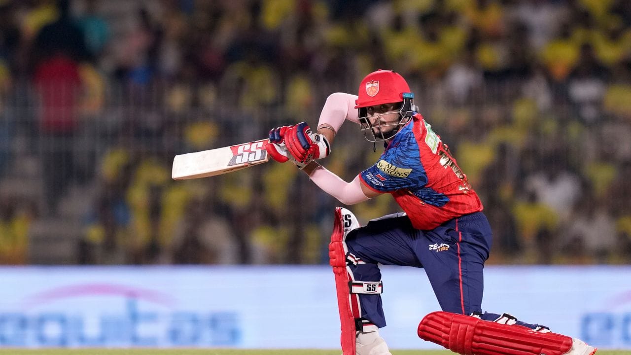 તે 2015 થી 2018 સુધી વિજય મર્ચન્ટ ટ્રોફી અને કૂચ બિહાર ટ્રોફીમાં પંજાબ અંડર-16 અને અંડર-19 ક્રિકેટ ટીમો માટે રમ્યો છે, 2017-18 સીઝનમાં 529 રન બનાવ્યા છે. ત્યારબાદ તેને ભારતની અંડર-19 ક્રિકેટ ટીમના વિવિધ સ્તરો માટે રમવા માટે પસંદ કરવામાં આવ્યો હતો.