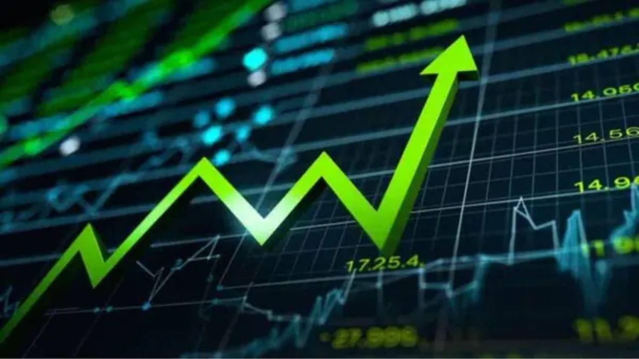 રોકાણકારો માટે ત્રણ મહત્વપૂર્ણ સલાહ આપવામાં આવી છે. પ્રથમ, લાંબા ગાળાના દૃષ્ટિકોણથી સારા શેરોમાં રોકાણ કરવું જોઈએ અને નિફ્ટી 30,000ના સ્તર સુધી પહોંચવાની રાહ જોવી જોઈએ. બીજું, જે લોકો પહેલેથી SIP ચલાવી રહ્યા છે, તેમણે તેમાં ટોપ-અપ કરવાનું વિચારવું જોઈએ. ત્રીજું, જો કોઈ પાસે લમ્પસમ રોકાણ માટે પૈસા હોય, તો તેને મ્યુચ્યુઅલ ફંડમાં રોકાણ કરવું વધુ યોગ્ય રહેશે.
