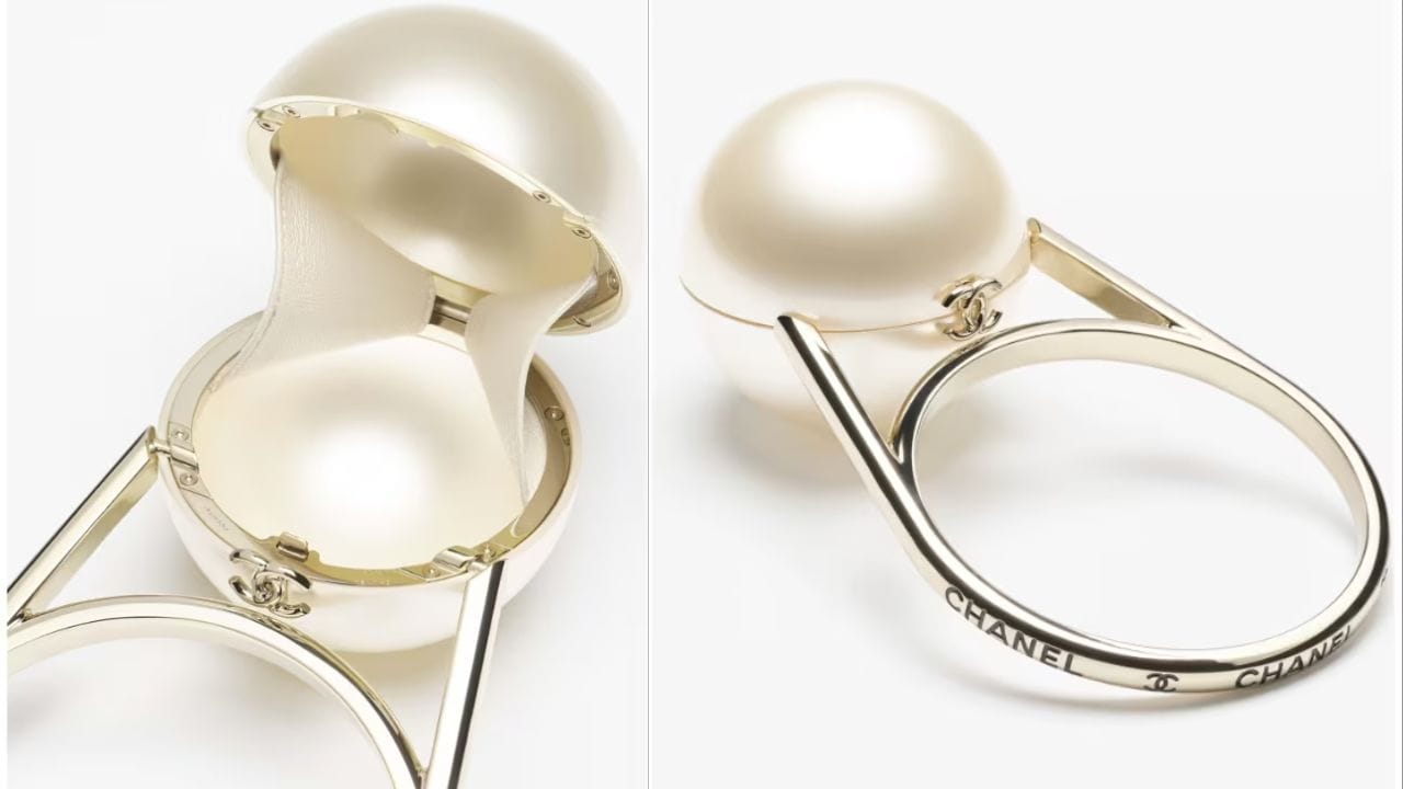 તેણીની ગોલ્ડન સાડી કરતાં પણ વધુ, તે નીતા અંબાણીનું મોતીનું પર્સ એટલે કે પર્લ પર્સ છે જેણે લોકોનું ધ્યાન ખેંચ્યું. સોશિયલ મીડિયા પર,યુઝર્સ અનુમાન લગાવી રહ્યા છે કે આટલા નાના પર્સમાં કઈ વસ્તુઓ ફિટ થઈ શકે છે, જ્યારે અન્ય લોકો તેની કિંમતથી આશ્ચર્યચકિત છે. નોંધનીય છે કે આ પર્સ ચેનલ બ્રાન્ડનું છે; તેની ડિઝાઇનમાં મોટા કદના મોતીનું મોટિફ અને વિશિષ્ટ રિંગ-હેન્ડલ પેટર્ન છે. આ પર્સની કિંમત તમને આશ્ચર્યચકિત કરી દેશે.(ફોટો ક્રેડિટ-Google)