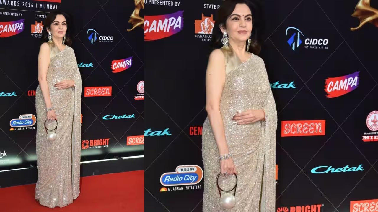 નીતા અંબાણીની સાડી સાથે સ્લીવલેસ, ક્લીન-કટ અને સ્ટ્રક્ચર્ડ બ્લાઉઝથી સ્ટાઇલ કરેલ છે. આ સાથે હીરાનો સેટ અને પોલકી વર્કની ઇયરિંગ્સે તેમના દેખાવમાં એક આકર્ષક સ્પર્શ ઉમેર્યો. નીતા અંબાણીએ એક હાથમાં સુંદર ઘડિયાળ અને બીજા હાથમાં બ્રેસલેટથી પહેર્યું છે. (ફોટો ક્રેડિટ-Google)