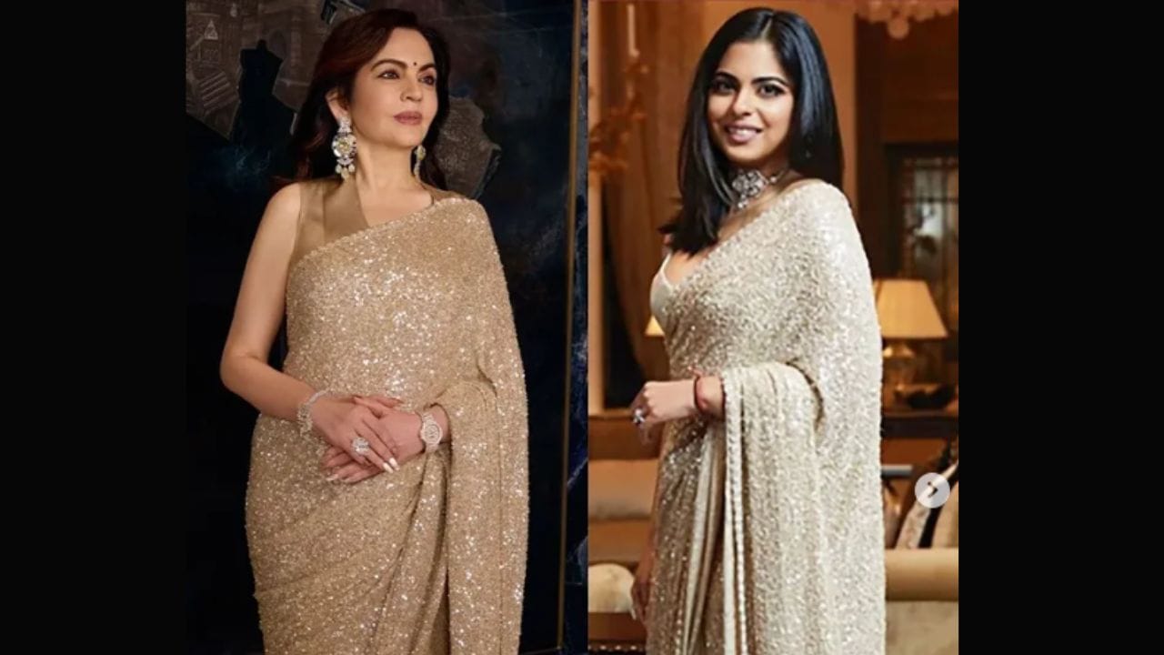 નીતા અંબાણીએ સબ્યસાચીના 'અકષ્ટરા સાડી 2020' કલેક્શનના ભાગ રૂપે ડિઝાઇન કરેલી ગોલ્ડન સાડી પહેરી હતી. તે બેજ-ગોલ્ડન સાડીમાં અતિ સુંદર અને શાહી દેખાતા હતા, જેમાં જટિલ સિક્વિન વર્ક હતું. આ સાડીમાં ભારે બોર્ડર્સ કે પરંપરાગત ભરતકામ નથી, તે સાડી મીનિમલ પણ હાઈ-ગ્લેમર લુક આપે છે. આ સાડી અગાઉ ઈશા અંબાણીએ પહેરી હતી. (ફોટો ક્રેડિટ-Google)