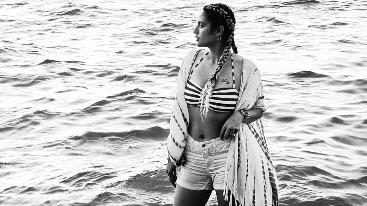 ખાસ વાત એ છે કે તેણે ત્રણ તસવીરો સાથે એક બ્લેક એન્ડ વ્હાઇટ ફોટો પણ શેર કર્યો છે, જે સોશિયલ મીડિયા પર ખૂબ જ પસંદ કરવામાં આવી રહ્યો છે. આ તસવીરમાં તે પાણીમાં ઉભી રહીને પોઝ આપતી નજરે પડે છે. માત્ર એક કલાકમાં જ આ પોસ્ટને પાંચ હજારથી વધુ લાઇક્સ મળી ગયા છે.