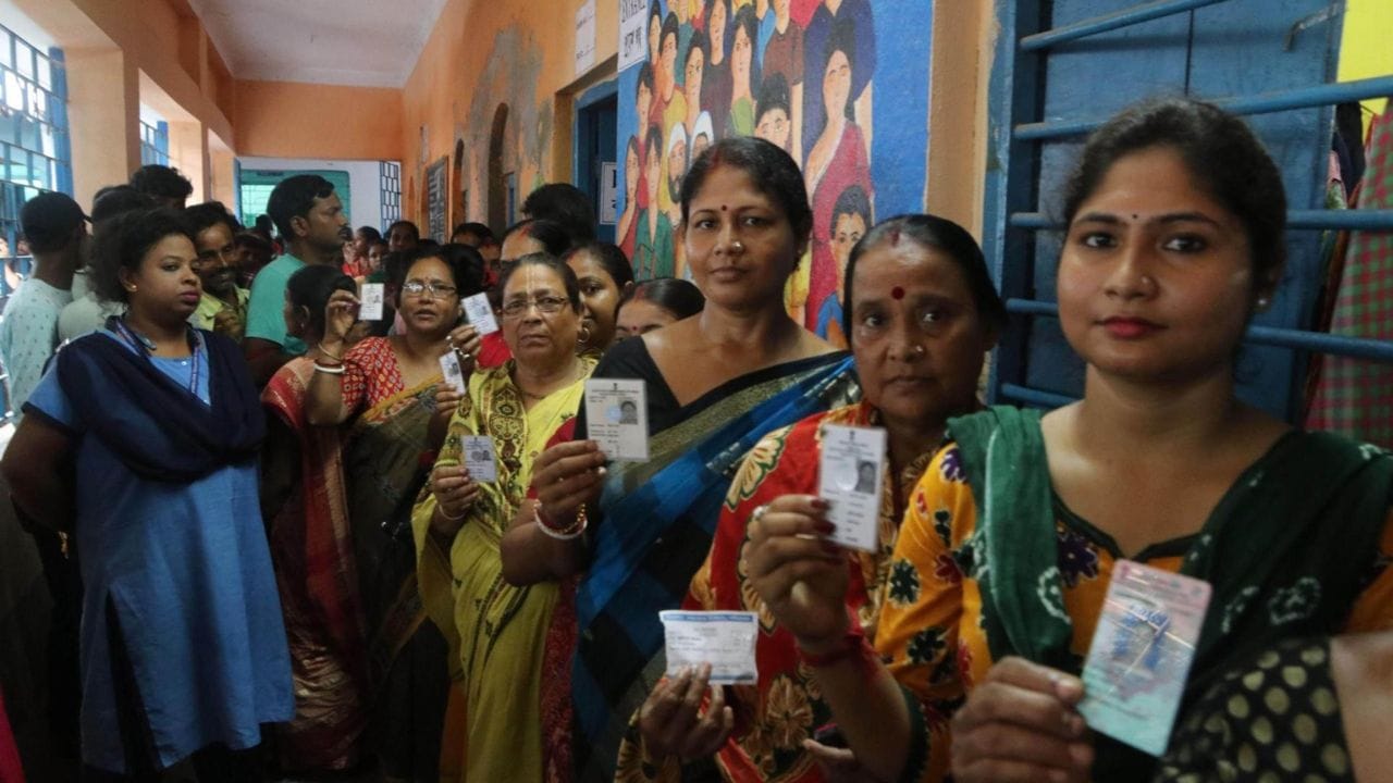 સૌથી મોટો ફેરફાર: જૂના અને નવા બિલ વચ્ચેનો મુખ્ય તફાવત તેની અમલવારીમાં છે. નવું બિલ તરત લાગુ નહીં થાય. પહેલા જનગણના અને ત્યારબાદ સીટોના ફરી વિતરણ (પરિસીમન) થશે. ત્યારબાદ જ આરક્ષણ લાગુ પડશે, જેના કારણે વિલંબની આશંકા છે. (Image Credit Source: Social Media)