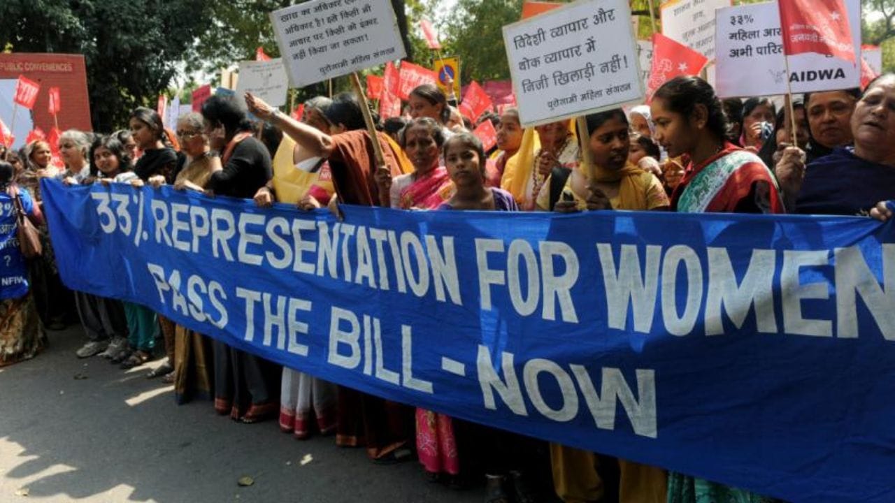 વિવાદ અને અટકાણ: જૂના બિલને લઈને અનેક મતભેદો હતા. કેટલાક રાજકીય પક્ષોએ દલીલ કરી કે તેમાં પછાત વર્ગોની મહિલાઓ માટે અલગ વ્યવસ્થા નથી. સાથે જ સીટ રોટેશનને લઈને પણ ચિંતા વ્યક્ત થઈ કે વારંવાર વિસ્તાર બદલાતા નેતાઓનો વિકાસ કાર્ય પર અસર પડશે. (Image Credit Source: Social Media)