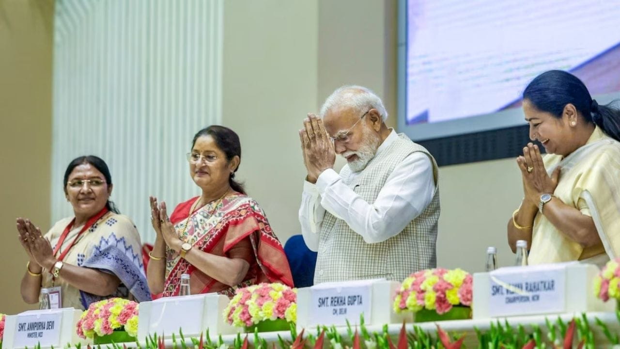 હવે “નારી શક્તિ વંદન અધિનિયમ” સાથે મહિલાઓના પ્રતિનિધિત્વમાં વધારો થવાની આશા ફરીથી ઉભી થઈ છે. જોવાનું રસપ્રદ રહેશે કે તેનું વાસ્તવિક સ્વરૂપ શું આવે છે. પરંતુ હાલ સમજીએ કે આ બિલ પહેલાં પણ આવ્યું હતું અને ફરીથી રજૂ થયું છે. આ તમામ બિલોમાં આખરે શું તફાવત છે? જો તે અમલમાં આવે તો સ્થિતિ કેવી હશે? (Image Credit Source: Social Media)