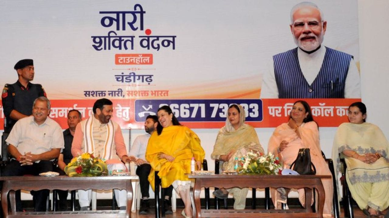 નારી શક્તિ વંદન અધિનિયમ: 2023માં કેન્દ્ર સરકારે મહિલા આરક્ષણ માટે નવું બિલ રજૂ કર્યું, જેને “નારી શક્તિ વંદન અધિનિયમ” નામ આપવામાં આવ્યું. આ કાયદાને સંસદમાંથી મંજૂરી મળી ચૂકી છે અને તે મહિલાઓ માટે નવી આશા લઈને આવ્યો છે. (Image Credit Source: Social Media)