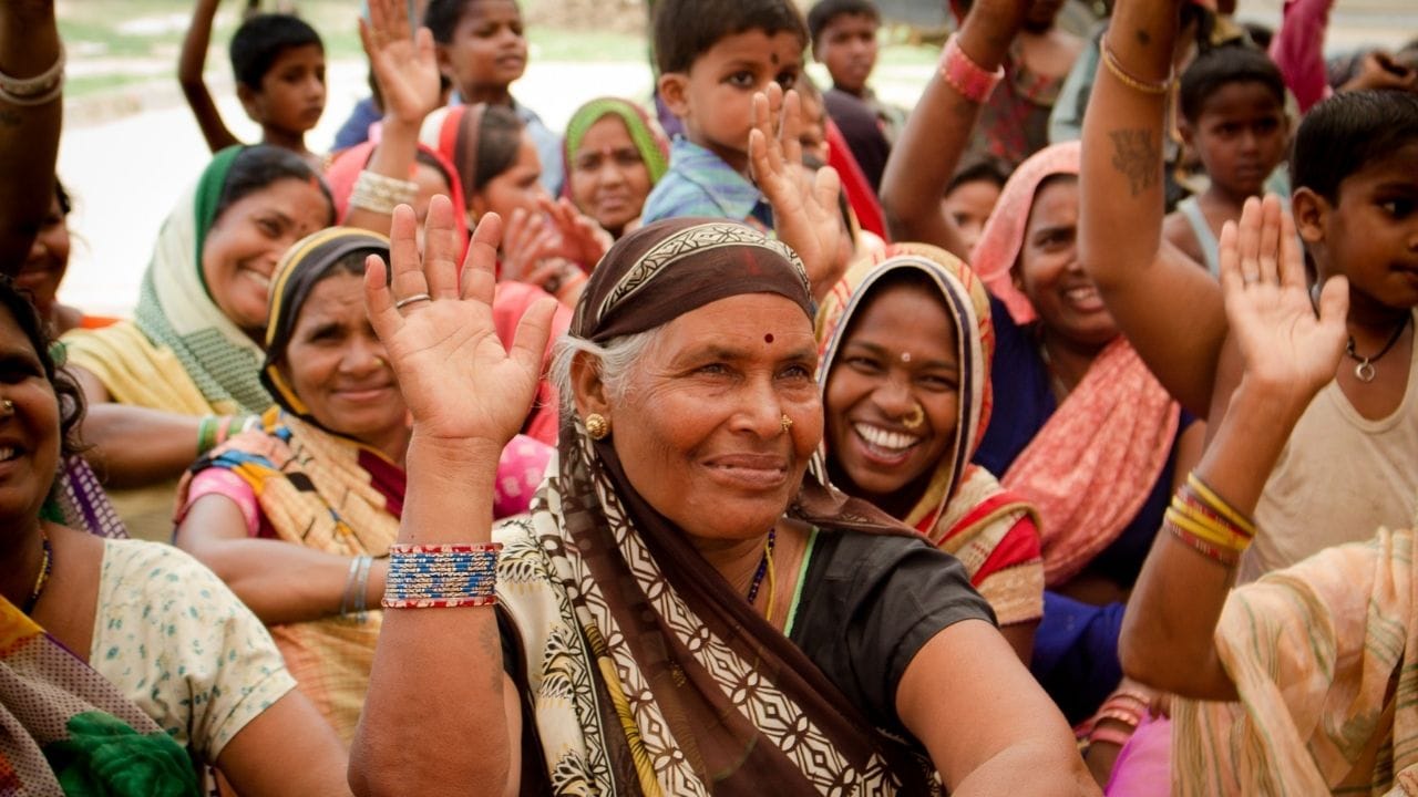 ભારતીય રાજકારણમાં મહિલા આરક્ષણનો મુદ્દો લાંબા સમયથી ચર્ચામાં રહ્યો છે. તેનો મુખ્ય હેતુ રાજકારણમાં મહિલાઓની ભાગીદારી વધારવાનો છે. દેશમાં લગભગ 55% મહિલાઓની હોવા છતાં, સંસદ અને વિધાનસભાઓમાં તેમની સંખ્યા ખૂબ જ ઓછી છે, એટલે કે લગભગ નગણ્ય કહી શકાય. આ ખામીને દૂર કરવા માટે મહિલા આરક્ષણ બિલ પર માત્ર ચર્ચા જ નથી થઈ, પરંતુ અનેક વખત પ્રયાસો પણ કરવામાં આવ્યા, છતાં આ બિલ સંપૂર્ણ રીતે પસાર થઈ શક્યું નથી. (Image Credit Source: Social Media)