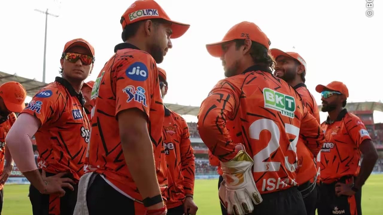 મેચનો ટર્નિંગ પોઈન્ટ છઠ્ઠી ઓવર રહી, જ્યાં Harshal Patelની એક જ ઓવરમાં 21 રન આવ્યા ( 6,6,4,4,0,1). 