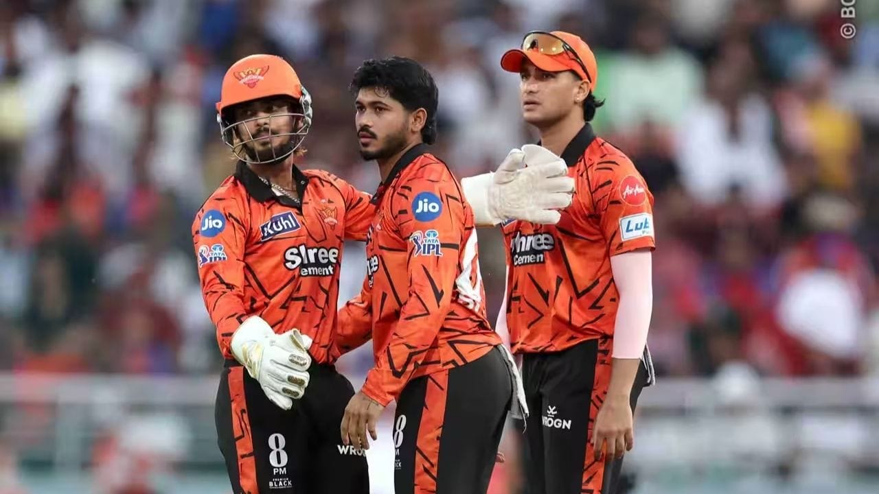 પ્રિયાંશ આર્યાનો આક્રમક અંદાજ આખી મેચમાં જોવા મળ્યો. તેણે માત્ર 20 બોલમાં 57 રન બનાવીને પંજાબની જીતનો મજબૂત પાયો નાખ્યો. તેની સાથે Prabhsimran Singhએ પણ 25 બોલમાં 51 રનની શાનદાર ઇનિંગ રમી. બંને ઓપનર્સે પાવરપ્લેમાં જ ટીમને મજબૂત સ્થિતિમાં મૂકી દીધી.