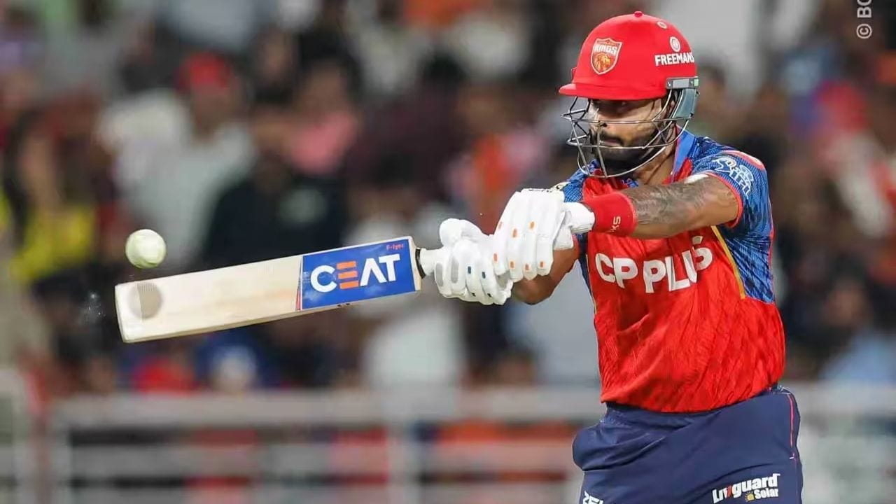 આ પછી Shreyas Iyerએ સંયમભરી અને મેચ જીતાડતી ઇનિંગ રમી. તેણે અણનમ 69 રન બનાવીને ટીમને સાત બોલ બાકી રહેતા જીત અપાવી. પંજાબ કિંગ્સે આ મેચમાં બેટિંગમાં સંપૂર્ણ દબદબો જમાવ્યો અને હૈદરાબાદના બોલર્સને કોઈ તક જ આપી નહીં.(All Image - BCCI)