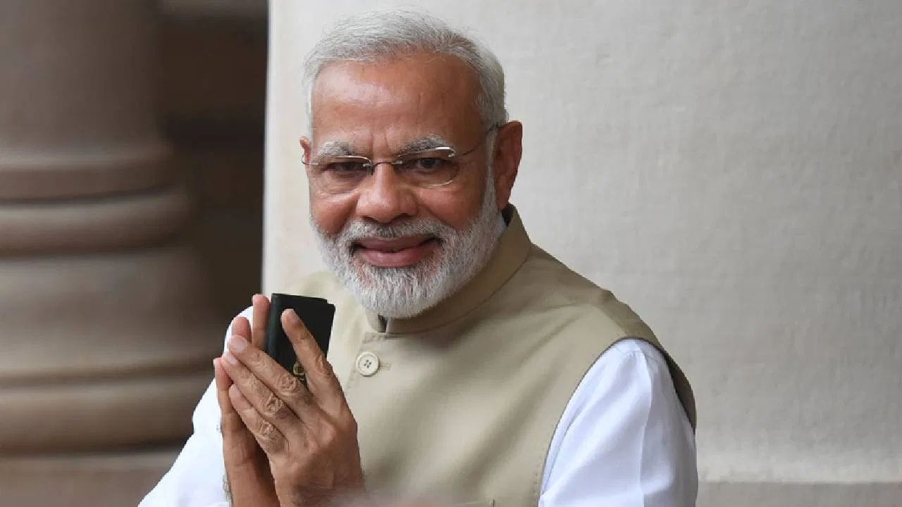 આ ફોનમાં સુરક્ષાની દૃષ્ટિએ 3 લેયર આપવામાં આવ્યા છે, જે હેકિંગ અને સાયબર એટેકથી બચાવે છે. આ ફોન એક ખાસ ફ્રિકવન્સી બેન્ડ પર કામ કરે છે. આ ફોનનો ઉપયોગ માત્ર ગોપનીય અને સરકારી વાતચીત માટે કરવામાં આવે છે. એવામાં જો તમે ઈચ્છો તો પણ આ ફોન લઈ શકતા નથી, કારણ કે આ RAX Phone સામાન્ય લોકો માટે ઉપલબ્ધ નથી. આ VVIP અને સુરક્ષા સંવેદનશીલ લોકો માટે ડિઝાઇન કરવામાં આવ્યો છે.