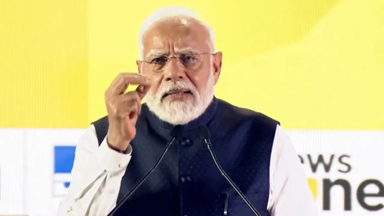 આ વાત તો દરેકને ખબર છે કે, વડાપ્રધાન નરેન્દ્ર મોદી દુનિયાના સૌથી વ્યસ્ત નેતાઓમાંથી એક છે. તેવામાં અવારનવાર તેમના ફોન વિશે પણ ખૂબ ચર્ચા થતી રહે છે. લોકો વારંવાર પૂછે છે કે, શું મોદીજી iPhone વાપરે છે કે કોઈ ખાસ ભારતીય ફોન?