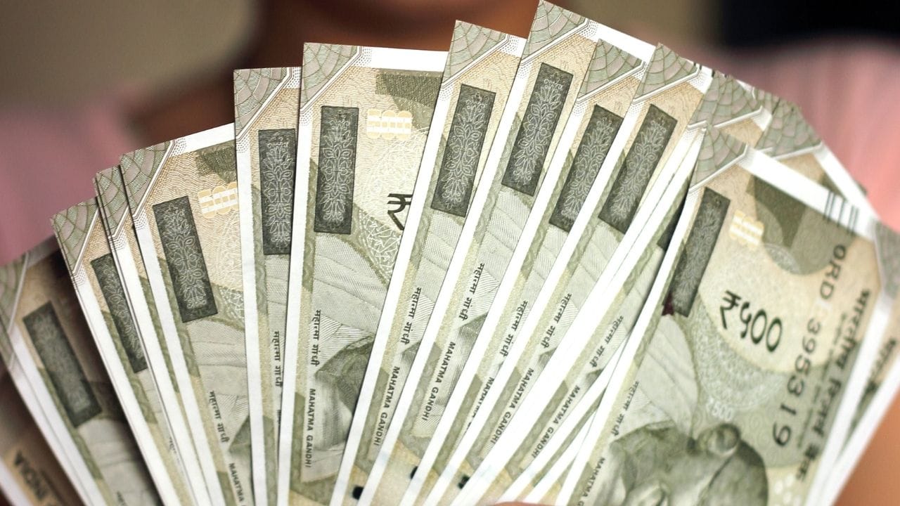 પંજાબ નેશનલ બેંક દેશની અગ્રણી જાહેર ક્ષેત્રની બેંકોમાંની એક છે અને તે પોતાના ગ્રાહકોને વિવિધ સમયગાળાની FD યોજનાઓ પર આકર્ષક વ્યાજ દરો આપે છે. હાલમાં, PNBમાં FD પર વ્યાજ દર લગભગ 3.00% થી 7.40% સુધી મળે છે. અહીં તમે ઓછામાં ઓછા 7 દિવસથી લઈને મહત્તમ 10 વર્ષ સુધીની FD કરી શકો છો.