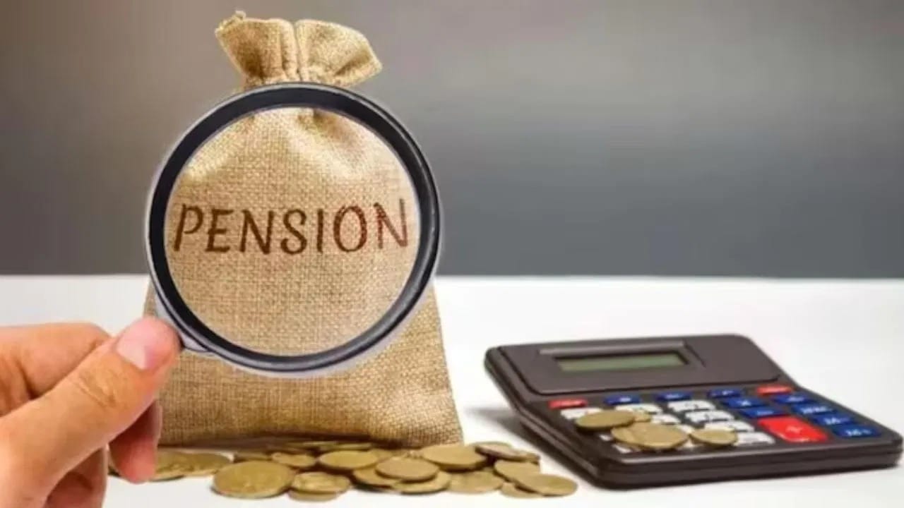 PPFની સૌથી મોટી ખાસિયત છે ચક્રવૃદ્ધિ વ્યાજનો લાભ. જો તમે 25 વર્ષ સુધી રોકાણ ચાલુ રાખો અને આશરે 7.1% વાર્ષિક વ્યાજ દર જળવાઈ રહે, તો નિવૃત્તિ સુધીમાં તમારું ભંડોળ ₹1 કરોડથી વધુ થઈ શકે છે. સમય સાથે વ્યાજ પર વ્યાજ મળવાથી નાની બચત પણ મોટી રકમમાં પરિવર્તિત થાય છે.