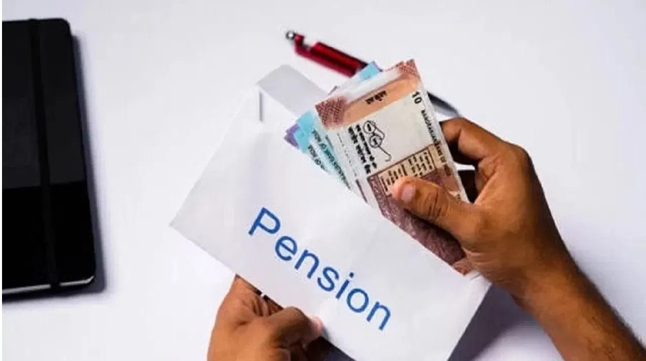 આ યોજનાનો સૌથી મોટો ફાયદો તેની સુરક્ષા અને કર રાહતો છે. PPF ‘EEE’ શ્રેણી હેઠળ આવે છે, એટલે કે રોકાણ, વ્યાજ અને મેચ્યોરિટી, ત્રણે પર સંપૂર્ણ કરમુક્તિ મળે છે. ઉપરાંત, આ યોજના સરકાર દ્વારા સમર્થિત છે, જેથી બજારના જોખમથી તમે દૂર રહી શકો છો.