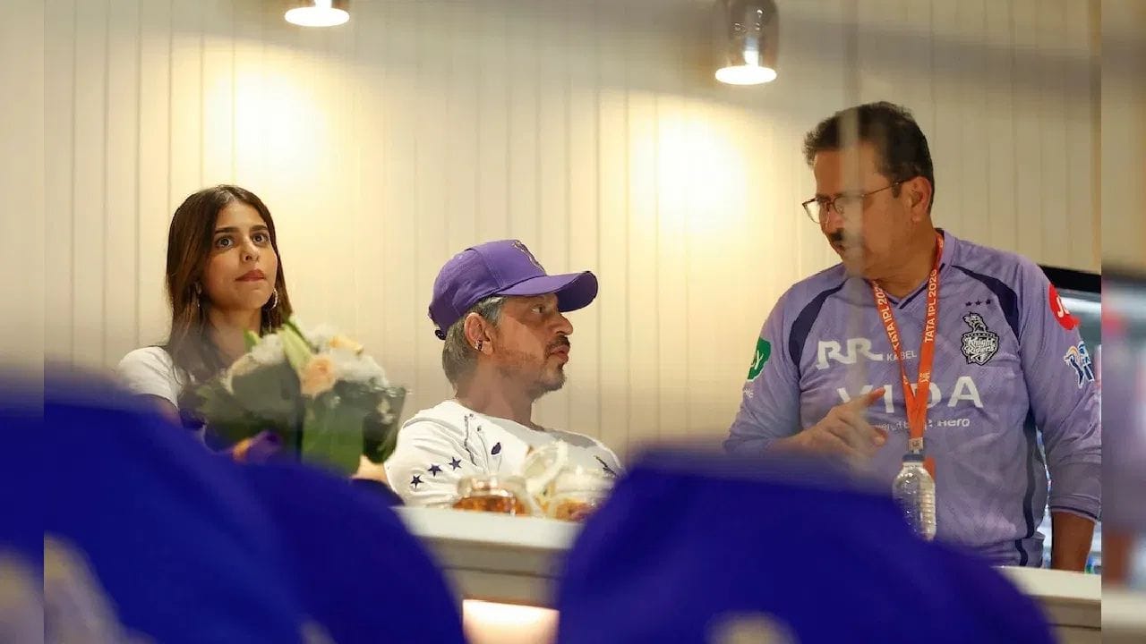 IPL 2026 ની સીઝનમાં કોલકાતા નાઈટ રાઈડર્સ (KKR) માટે મુશ્કેલીઓ ઓછી થવાનું નામ નથી લઈ રહી. ટીમની શરૂઆતની ત્રણ મેચમાં અપેક્ષા મુજબનું પ્રદર્શન જોવા મળ્યું નથી, જેના કારણે ફેન્સમાં નિરાશા જોવા મળી રહી છે. મુંબઈ ઇન્ડિયન્સ સામેની પ્રથમ મેચમાં KKR ને 6 વિકેટે હારનો સામનો કરવો પડ્યો હતો, જ્યારે સનરાઈઝર્સ હૈદરાબાદ સામેની બીજી મેચમાં ટીમ 65 રનના મોટા અંતરથી હારી ગઈ હતી.