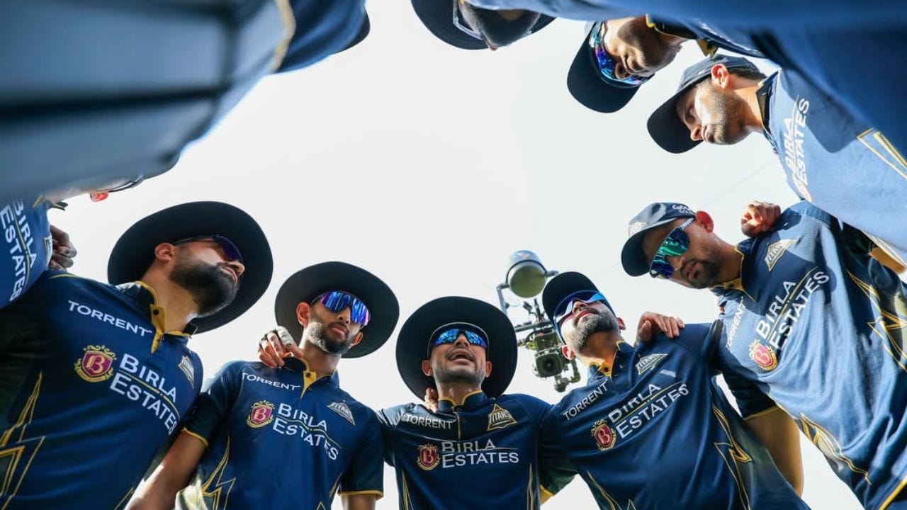 આઈપીએલ 2026માં ખરાબ શરુઆત કરનારી ગુજરાત ટાઈટન્સની ટીમ સતત 2 મેચ જીતી છે. કેપ્ટન શુભમન ગિલ અને સ્ટાર બેટ્સમેન જોસ બટલર શાનદાર ફોર્મમાં જોવા મળ્યા હતા. તો ગુજરાતની ટીમના જીતનો હીરો પ્રસિદ્ધ કૃષ્ણા રહ્યો હતો. જેમણે કુલ 4 વિકેટ લીધી હતી.ગુજરાત ટાઈટન્સની 4 મેચમાં બીજી જીત મળી છે